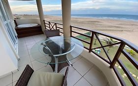 Beachfront Apt & Jacuzzi